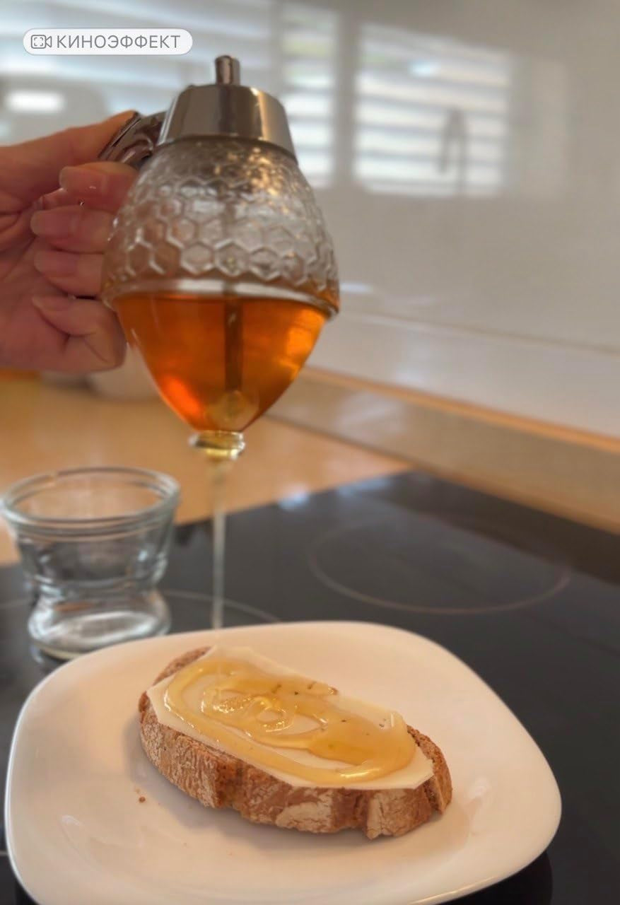 Honey Dispenser – No Drip Glass with Stand – Honey Jar – Clear Glass Honey Container with Dipper 8 Oz – Maple Syrup Dispenser – Honey Pot with Stand – Honey Bottle with Flip Top Lid